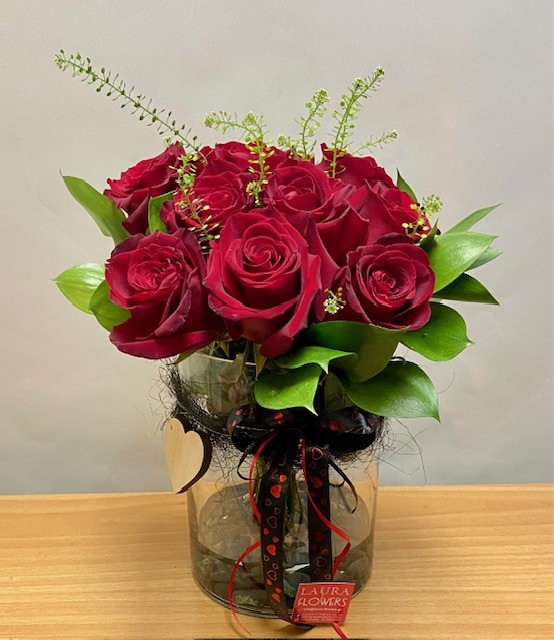 RED ROSES IN A GLASS VASE